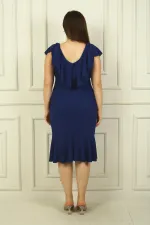 Robe grande taille pailletée avec col à volants et broche