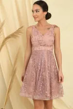 Robe en dentelle doublée à col en V