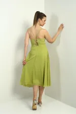 Robe en mousseline évasée à bretelles croisées et dos lacé, doublée, avec encolure cache-cœur et bretelles.