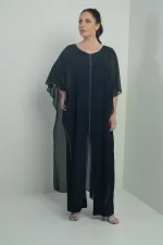 Combinaison grande taille pour femme avec haut en mousseline, détails en pierre, jambes larges et conception en lycra.