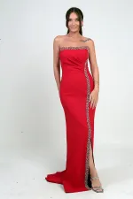 Robe longue en crêpe à doublure ornée de pierres et drapée sur le devant