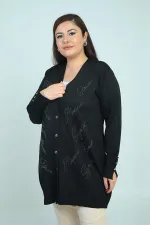 Gilet long grande taille pour femme avec détails de boutons aux manches et imprimé pierre.