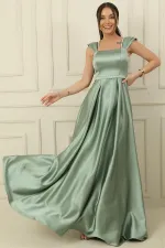 Robe longue en satin doublée, à bretelles, ornée de pierres et à encolure carrée