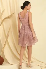 Robe en dentelle doublée à col en V