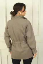 Manteau en cachemire pour femme avec fermeture éclair sur le devant, taille et poignets froncés, et double poche.