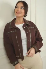 Chemise à poche unique avec boutons métalliques brodés pour femme