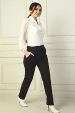 Pantalon classique pour femme, taille élastique, poches latérales, entièrement en Lycra, jambes renforcées.