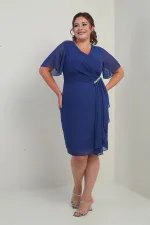 Robe en mousseline grande taille pour femme, ornée de cristaux aux épaules et à la taille, doublée et avec pochette.