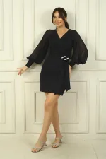 Robe courte en crêpe mousseline à col cache-cœur, manches longues, fronces sur le devant et ceinture.