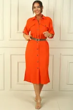 Long dress with button front, belted waist, and double pockets, linen-effect finish.