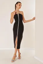 Robe de soirée en crêpe avec doublure et fente sur le devant, détails en pierre