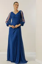 Robe longue en mousseline de soie, col en V, drapée sur le devant, doublée, manches détaillées en tulle guipure, taille large