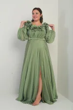 Robe longue BB en mousseline doublée, ceinturée et ornée d'un décolleté Madonna à fleurs