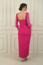 Robe longue en crêpe pour femme, décolleté en cœur, ceinture à boucle, manches ornées de pierres et fente.