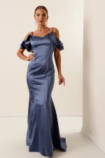 Robe longue en satin doublée, à bretelles, manches tombantes et laçage au dos