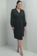 Robe courte grande taille en mousseline à manches courtes et col cache-cœur, bouton unique.