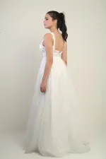 Robe de princesse longue doublée, à col en V et bretelles épaisses, ornée de dentelle et de tulle.