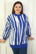 Pull tunique tricoté grande taille pour femme, avec boutonnage sur le devant et rayures verticales pailletées.