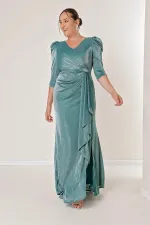 Robe longue grande taille Truvakar avec manches à volants sur le devant, doublée et pailletée.