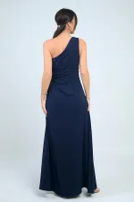 Robe longue asymétrique en crêpe satin avec détail de fenêtre latérale