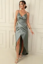 Robe de soirée longue en satin avec col croisé, taille plissée et doublure