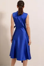 Robe en satin à encolure cache-cœur et laçage