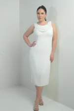 Robe midi en crêpe grande taille, doublée, avec col en V et ornements de pierres.