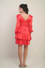 Robe courte en satin doublée à col en V devant et dos pour femme, ornée d'un détail à la taille.