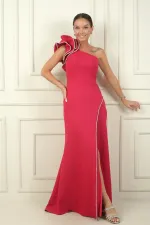 Robe sirène asymétrique en crêpe doublée avec détails en pierres scintillantes