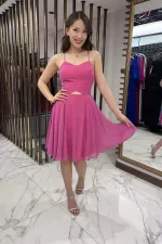 Robe courte évasée en mousseline de soie doublée avec bretelles en corde dans le dos et fenêtre devant