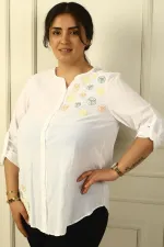 Chemise grande taille en lin lavé avec plis brodés sur le devant et manches rondes