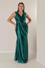 Robe longue en satin grande taille, drapée sur le devant, avec détails perlés et doublée