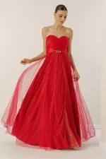 Robe longue bustier en tulle, avec ceinture à boucle, drapé sur le devant et doublure.