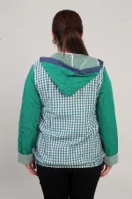 Manteau à capuche grande taille pour femme, avec poche avant zippée, détails en maille et motif à carreaux.