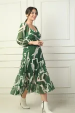 Robe portefeuille en mousseline à encolure Madonna, doublée, à nœuds croisés et motif abstrait