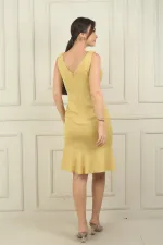 Robe courte en satin pour femme, doublée, à col cache-cœur, drapée sur le devant et ornée de volants.