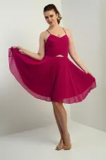 Robe courte évasée en mousseline doublée, à bretelles, à nouer dans le dos et à ouverture sur le devant