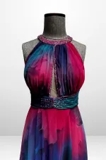 Robe longue en mousseline pour femme, drapée sur le devant, doublée, ornée de perles et de broderies florales.