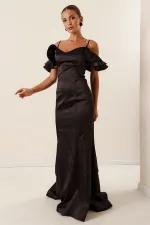 Robe longue en satin doublée, à bretelles, manches tombantes et laçage au dos
