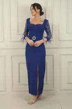 Robe longue en crêpe pour femme, décolleté en cœur, ceinture à boucle, manches ornées de pierres et fente.