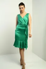 Robe courte en satin pour femme, doublée, à col cache-cœur, drapée sur le devant et ornée de volants.