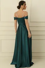 Robe longue en satin doublée, à bretelles, ornée de pierres et à encolure carrée