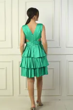 Robe courte en satin doublée à col en V devant et dos pour femme, ornée d'un détail à la taille.