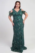 Robe longue grande taille à manches basses ornée de plumes et de sequins.