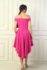 Robe courte évasée en crêpe doublée, décolleté Madonna, devant court, dos long.