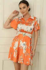 Robe en satin doublée à col polo et ceinture, ornée d'un grand motif floral