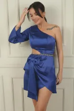 Robe courte en satin pour femme, à une manche, cintrée à la taille, ornée d'une chaîne et d'un nœud, et doublée.