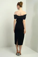 Robe mi-longue en satin à col Madonna et doublure intégrée pour femme