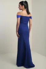 Robe sirène double drapée en satin à fines bretelles ornées, manches tombantes et décolleté Madonna. Doublée et drapée.