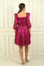 Robe courte plissée en organza à manches longues et col carré pour femme